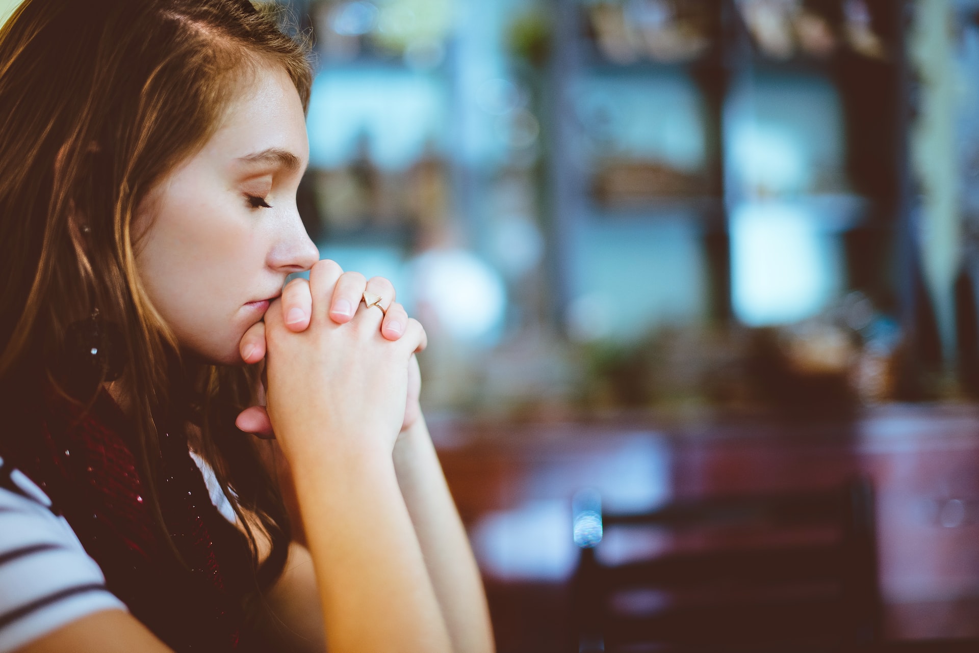 praying girl